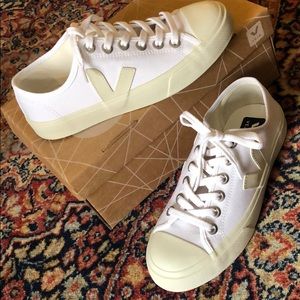 NIB Veja Wata Sneakers